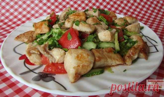 Легкий салат с овощами и курицей