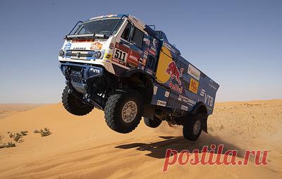 "Камаз-мастер" начинает борьбу за очередную победу в ралли-марафоне "Дакар". В субботу пройдет пролог гонки, а первый из 12 спецучастков состоится в воскресенье