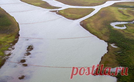 Суд вынес приговор по делу о разливе топлива в Норильске. Четыре сотрудника ТЭЦ-3 «дочки» «Норникеля», где в 2020-м произошла крупная авария с разливом топлива, получили от одного года до полутора лет исправительных работ. Их освободили от наказания по истечении срока давности