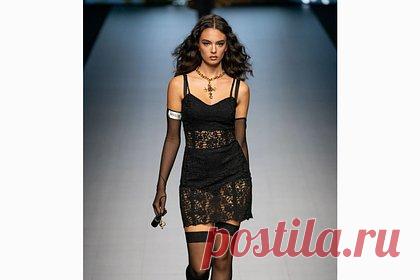 18-летняя дочь Моники Беллуччи прошлась по подиуму в чулках. Дочь супермодели Моники Беллуччи и актера Венсана Касселя Дева приняла участие в показе бренда Dolce & Gabbana в рамках Недели моды в Милане. 18-летняя знаменитость появилась на шоу в чулках и прозрачном кружевном платье длины мини, из-под которого виднелось нижнее белье.