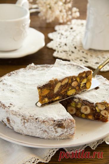 Панфорте ((Panforte di Siena).                     Этот сильный хлеб, в переводе из итальянского, тоже из серии долгосозревающих новогодних угощений. И хотя времени на его созревание осталось совсем мало, рецепт решила выложить. Уж очень он мне понравился. В этот раз…