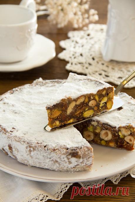 Панфорте ((Panforte di Siena). Этот сильный хлеб, в переводе из итальянского, тоже из серии долгосозревающих новогодних угощений. И хотя времени на его созревание осталось совсем мало, рецепт решила выложить. Уж очень он мне понравился. В этот раз…