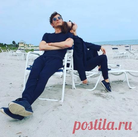 Рожайте детей. Берите их с собой везде. Ждите, когда они подрастут. В какой-то момент вы начнёте отдыхать, а они вас фотографировать. Фото: Роберт Воля.
П.С. Всем спасибо за концерт в Майами. Вы были великолепны. Дальше - LA!