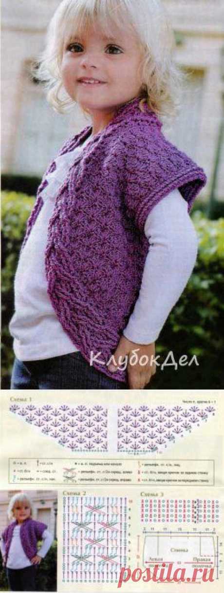 Вязаный крючком сиреневый жилет для девочки