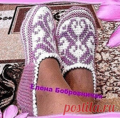 Тапочки от Елены Бобровничей. Тапочки от Елены Бобровничей. Они связаны и спицами, и тунисским крючком.
Описание от автора:
Верхняя часть тапочек у меня связана орнаментом тунисским вязанием. Вяжем прямоугольник, со стороны мыска слегка закругляем. Дальше будем вязать спицами. Набираем через край петли: 25+14+25. Вяжем на трёх сторонах прямоугольника 18 рядов платочной вязкой. Отмечаем средние 12 петель и будем вывязывать укороченными рядами мысок, как пятку, до тех пор по...