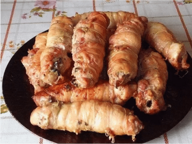 Куриные рулеты с грибами
Надо взять:
окорочка куриные
шампиньоны
растительное масло
лук репчатый
сыр «Гауда»
соль
перец
Приготовление:
Отделяем мякоть от кости на куриных окорочках. Нарезаем соломкой грибочки. Мелко нашинковать лук. Грибы сначала тушим под крышкой в собственном соку, когда сок выпарится, доливаем растительное масло и добавляем лук.
Слегка обжарить до готовности лука, в конце добавить тертый сыр «Гауда». Выложить грибной фарш в подходящую посуду и остудить. Куриное филе посолит