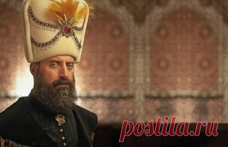 Перед своей смертью Султан Сулейман позвал главнокомандующего армией и высказал ему три своих желания:
1. Он завещал, чтобы его гроб несли на руках самые лучшие лекари Османской Империи того времени.
2. Второе его желание было, чтобы по всему пути, по которому будут нести его табут, разбрасывали золотые монеты и драгоценные камни.
3. Также Сулейман завещал, чтобы его руки торчали из табута и были всем видны.
Когда главнокомандующий армией в смятении от услышанного спросил у него причину таки