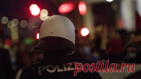 Австрийский полицейский стер со шлема букву Z после резонанса. Австрийский полицейский убрал со своего шлема маркировку с буквой Z из-за ажиотажа, возникшего вокруг этого символа во время патрулирования. Об этом рассказали в пресс-службе полиции страны. Правоохранители пояснили, что &quot;Z - это ...