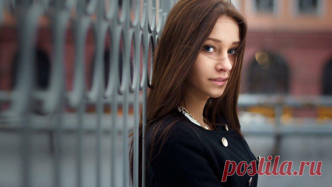 Близко не подпускает, но и не отпускает из жизни
В свою жизнь не пускает, но и не отпускает. Такой вот невеселый стишок. Нет в этом явлении никакой поэзии и никакой романтики. Это тяжело, утомительно, изматывающе, от этого веет безысходностью. На что стоит обратить внимание, если вы уже долго именно в такой ситуации. 1) Ищите главный мотив такого поведения Зачем человеку выгодно держать вас на […]
Читай пост далее на сайте. Жми ⏫ссылку выше