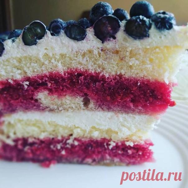 Naked Cake (Голый торт)

Ингредиенты
12 порции
Для пышного бисквита
5 яиц
200 гр сахара
160 гр муки
Для крема
1 кг маскарпоне
1 литр 30% сливок
7 листов Листовой желатин
200 гр сахарной пудры
Для клубничного мусса
600 гр клубники
6. листов желатина
Две столовые ложки сахара

Как приготовить
Итак для начала делаем бисквит (если делать точно по пропорции, то бисквит всегда!!!!! Получается пышный ). Яйца взбиваем с сахаром (одновременно!!!) до пышной массы (5- 7 минут), далее...