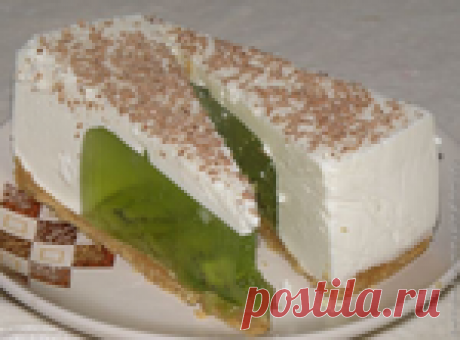 Торт без выпечки с начинкой из желе с киви.