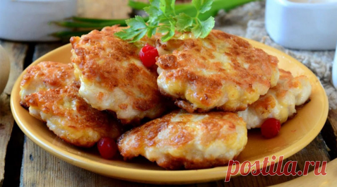 Пикантные шницели с сыром – оригинально, вкусно, сытно… Готовьте уже сейчас! Это блюдо можно назвать пищей богов! Сохраните себе рецепт и балуйте домашних и гостей! Готовится просто и легко, получается очень вкусно! Основные ингредиенты: Куриное филе – 1 штука Твердый сыр …