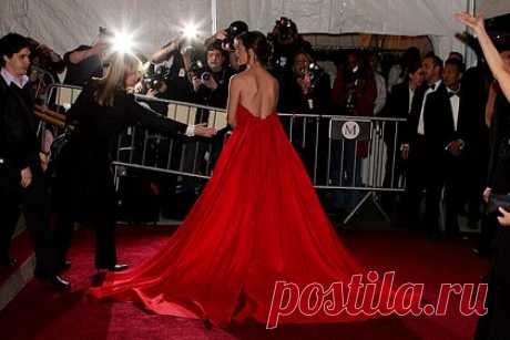 Бывшая жена Бена Аффлека объяснила нежелание появляться на Met Gala. Американская актриса Дженнифер Гарнер объяснила нежелание появляться на Met Gala. В 2007 году бывшая жена Бена Аффлека, который сыграл главную роль в фильме «Бэтмен против Супермена», впервые пришла на данное мероприятие. По ее словам, это был всего один раз, когда она приняла приглашение от организаторов.