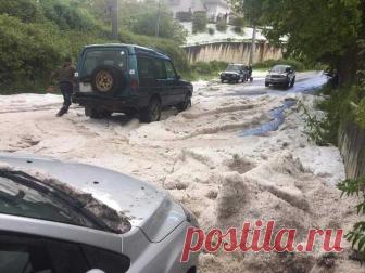 Сильные дожди вызвали наводнения и оползни в Италии Сильные дожди вызвали наводнения и оползни в итальянском регионе Эмилия-Романья.Так, в провинции Форли-Чезена вышла из берегов река Савио. Пожарные спасли