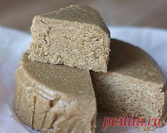 ХАЛВА ДОМАШНЯЯ ИНГРЕДИЕНТЫ: 

● 2 стакана очищенных семечек ● 1,5 стакана муки ● 1 стакан сахара ● 0,5 стакана воды ● 150 мл подсолнечного масла 

ПРИГОТОВЛЕНИЕ: 
1. Семечки обжарить, прокрутить на мясорубке. Муку тоже обжарить на сухой сковороде до нежно-золотистого цвета. Смешать обе массы до однородной консистенции. 2. Из сахара и воды варим сироп 10 минут с момента закипания - он не должен быть совсем жидким, но и густым тоже. 3. Теперь смешиваем массу с семечками, под...