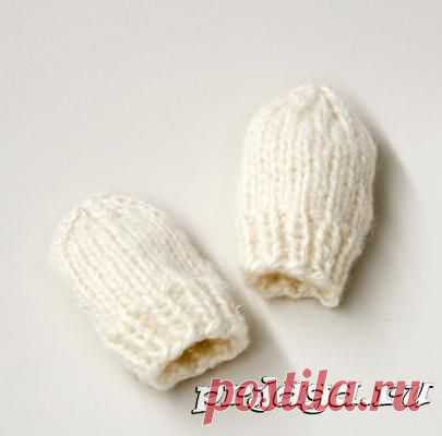 Вяжем для новорожденных рукавички спицами из акрила