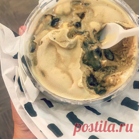 Мороженое с аммиаком.Кроме традиционного мороженого юкими на основе зеленого чая, в Японии можно попробовать мороженое с кусочками мяса, с «чернилами» кальмара, со вкусом чеснока, васаби, медузы и даже с аммиаком. Последнее делается из соленого лакричника, в состав которого входит хлорид аммония, нередко вызывающий тошноту. Поэтому мороженое с аммиаком преподносится как средство для очищения желудка. Кроме японцев, это странное мороженое пришлось по вкусу скандинавам.17 об...