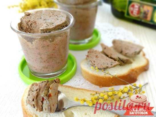 Куриный паштет в мультиварке
Ингредиенты:
Куриная печень – 1 кг
Лук – 300 гр
Морковь – 300 гр
Сливочное масло – 200 гр
Соль — щепотка
Мускатный орех
Чёрный перец
Рецепт приготовления нежного куриного паштета в мультиварке:
Для начала необходимо выбрать на мультиварке режим «Выпечка», установить таймер на 20 минут и обжарить в чаше лук с морковью на растительном масле. Затем тщательно промыть печень, обсушить бумажным полотенцем и добавить в чашу мультиварки. Добавить мускатный орех