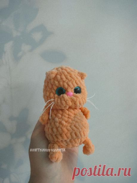 PDF Вислоухий котёнок крючком. FREE crochet pattern; Аmigurumi toy patterns. Амигуруми схемы и описания на русском. Вязаные игрушки и поделки своими руками #amimore - маленькие котята, плюшевый котик, забавный кот из плюшевой пряжи, кошка, кошечка, котёнок.