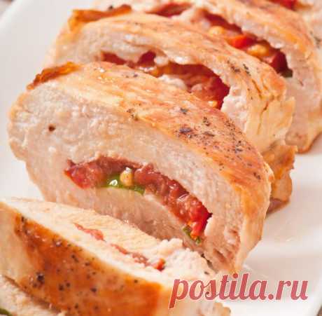 Куриная грудка, фаршированная помидорами и сыром. Такое сочное куриное филе с вкуснейшей начинкой очень просто готовится: