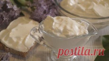 ДОМАШНИЙ МАЙОНЕЗ НА МОЛОКЕ БЕЗ ЯИЦ ЗА 5 СЕКУНД!
Необычный рецепт! Он меня заинтересовал тем, что в нем нет яиц и делается за несколько секунд!!!))) Ну думаю, сделаю, а то боялась делать обычный: там тонкой струйкой надо лить масло и взбивать несколько минут, да и яйца сырые смущают... а тут раз и за 5 секунд получается волшебство какое-то!!! Мне так понравилось! )
Потребуется:
Молоко (у меня было 2,5% жирности, но жирность здесь не важна) — 150 мл 
Масло растительное (любое рафинированное) —