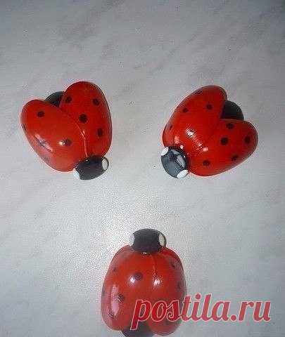 Божьи коровки из пластиковых ложек