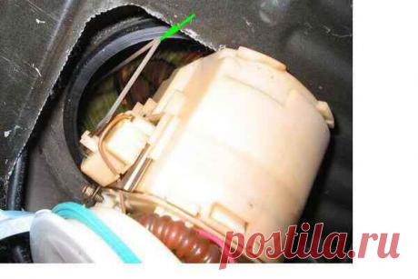 Лючок для доступа к бензонасосу из салона. (Р) / Ford Focus 1 — FFClub