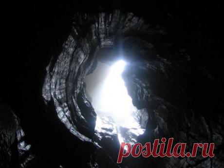 Колодец под Геленджиком кто его построил и для чего Загадка шахты-колодец под Геленджиком Кажется, что человечество уже давно разгадало все наземные загадки, однако, остались еще подводный и подземный миры, таящие в себе множество непознанных тайн. Спускаться в недра земли и на дно морей начали относительно недавно, поэтому неудивительно, что... Читать далее