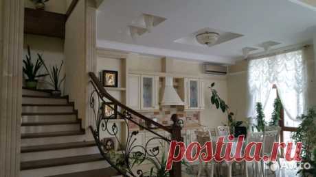 Дом 163 м² на участке 3 сот. Продаётся двухэтажный жилой дом вип-класса в Гагаринском районе на ул.Готская. Общая площадь дома 160 кв.м., находится на земельном участке, общей площадью 3 сотки.На первом этаже дома находятся жилые помещения: прихожая с гардеробной, кухня-столовая, г...