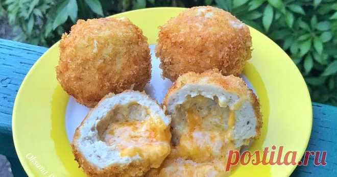 Куриные котлеты с сыром          1 кг куриной грудки  соль, черный перец по вкусу  300 г сыра 60 г сливочного масла, холодного 3 яйца  150 г панировочных сухарей   ...