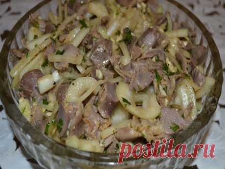 Маринованные куриные желудочки.
Бюджетная, но вкусная закуска.

Продукты:
700-800 гр.куриных желудков
2 луковицы
5 зубчиков чеснока
зелень укропа
50 гр.растит.масла
50 гр.9%-го уксуса
2 стол.ложки соевого соуса
1/2 чайн.ложки соли
1/2 чайн.ложки сахара
молотый чёрн.перец

Промытые желудочки отварить в подсоленной воде ~1,5 часа.Остудить и нарезать крупной соломкой.Затем нарезать п/кольцами лук.Сложить в небольшую мисочку и залить уксусом на полчаса,периодически помешивая.
...