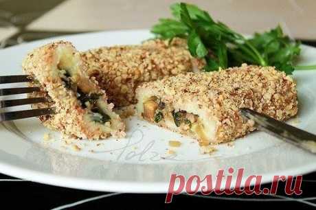 Овощные котлетки со шпинатом и грибами - это очень вкусно! Ингредиенты на 6 штук (2-3 порции): -500гр. картофеля - оливковое масло - 100гр. грецких орехов, - 1/3 стакана муки, - соль, по вкусу