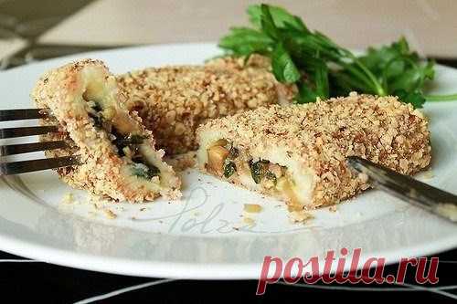 Овощные котлетки со шпинатом и грибами - это очень вкусно!   Ингредиенты на 6 штук (2-3 порции):  -500гр. картофеля - оливковое масло - 100гр. грецких орехов, - 1/3 стакана муки, - соль, по вкусу