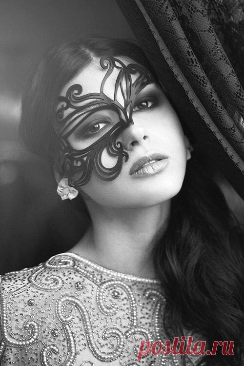 В каждой Женщине должна быть загадка, а также
 подсказка и отгадка. 
А ещё логин и пароль.))