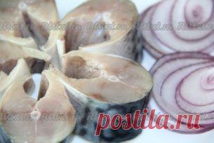 Домашняя малосольная скумбрия 
Солёная, малосольная или маринованная рыба, приготовленная в домашних условиях, получается очень вкусной. Для этого можно взять свежую или замороженную рыбу. Я хочу поделиться простым рецептом приготовления домашней малосольной скумбрии. Рыбка получается очень вкусной, нежной и в меру солёной. Попробуйте приготовить рыбу по этому рецепту и я уверена, она вам понравится. 
Для приготовления домашней малосольной скумбрии нам потребуется: 
скумбрия свежемороженая - 2