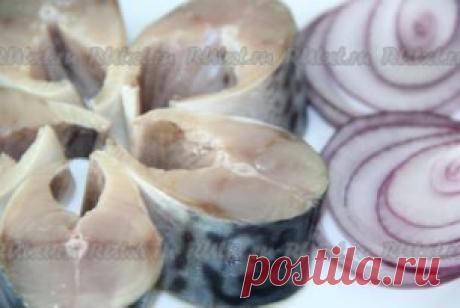 Домашняя малосольная скумбрия 
Солёная, малосольная или маринованная рыба, приготовленная в домашних условиях, получается очень вкусной. Для этого можно взять свежую или замороженную рыбу. Я хочу поделиться простым рецептом приготовления домашней малосольной скумбрии. Рыбка получается очень вкусной, нежной и в меру солёной. Попробуйте приготовить рыбу по этому рецепту и я уверена, она вам понравится. 
Для приготовления домашней малосольной скумбрии нам потребуется: 
скумбрия свежемороженая - 2