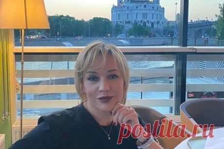 Татьяна Буланова высказалась о 19-летней разнице в возрасте с возлюбленным. Певица Татьяна Буланова впервые поделилась подробностями о своем новом избраннике. Она также рассказала, как познакомилась с бывшим теннисистом Валерием Рудневым: они встретились благодаря общей подруге. Булановой понравилось уважительное отношение спортсмена к женщинам, а также забота по отношению к ней.