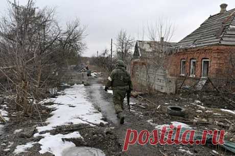 Российский военный раскрыл детали подготовки к штурму Марьинки. Российские военные создали точную копию позиций Вооруженных сил Украины (ВСУ) на полигоне в Донецкой Народной Республике (ДНР), готовясь к штурму ключевых высот в Марьинке. Командир штурмового подразделения с позывным Ялта уточнил, что военнослужащие получили приказ захватить одну из стратегических точек.