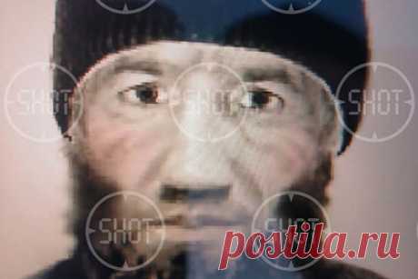 Составлен фоторобот убийцы российской семьи под Омском. Сотрудники правоохранительных органов составили фоторобот подозреваемого в тройном убийстве в Омской области. Внешность предполагаемого преступника полицейским описала 14-летняя девочка, которой удалось убежать от нападавшего вместе со своим шестилетним братом. На фото можно увидеть мужчину средних лет в черной шапке.