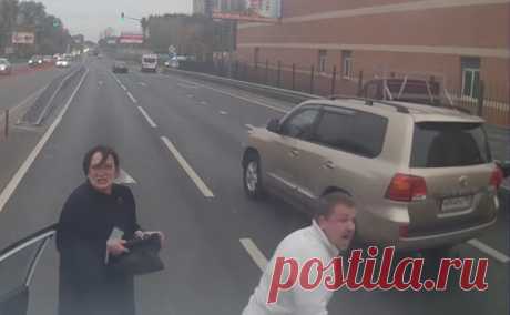 Череповецкий дальнобойщик проучил автохама в Москве. Вот как нужно расправляться с наглецами Как же много конфликтов происходит именно на дороге. Не все водители корректно относятся к соседнему водителю и совсем забывают, что они на дороге не одни. За рулем очень важно помнить о том, кто едет…