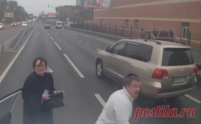 Череповецкий дальнобойщик проучил автохама в Москве. Вот как нужно расправляться с наглецами Как же много конфликтов происходит именно на дороге. Не все водители корректно относятся к соседнему водителю и совсем забывают, что они на дороге не одни. За рулем очень важно помнить о том, кто едет…