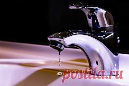 Жителей российского города на сутки оставили без воды. В центре Казани на сутки отключили водоснабжение. В Вахитовском районе без воды остались 125 многоквартирных домов, 327 административных зданий, 11 школ, 17 детских садов и 11 больниц. От отсутствия воды в пятницу, 22 декабря, пострадали расположенные в центре офисы. Кроме того, закрылись кафе, рестораны и бары.