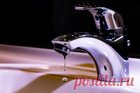 Жителей российского города на сутки оставили без воды. В центре Казани на сутки отключили водоснабжение. В Вахитовском районе без воды остались 125 многоквартирных домов, 327 административных зданий, 11 школ, 17 детских садов и 11 больниц. От отсутствия воды в пятницу, 22 декабря, пострадали расположенные в центре офисы. Кроме того, закрылись кафе, рестораны и бары.