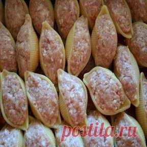 Ракушки с фаршем с соусом бешамель. Ракушки
отварить мин. 5 Приготовленным фаршем наполнить ракушки уложить в форму. Залить
соусом так и запекать в духовке. Готовится очень быстро! СОУС 2 стакана молока
3 ст.л. сл.масла 2 ст.л муки соль В сковороде растопить масло добавить
муку-перемешать чтобы не было комков и добавлять молоко теплое осторожно все
время мешать,как загустеет готов соус.