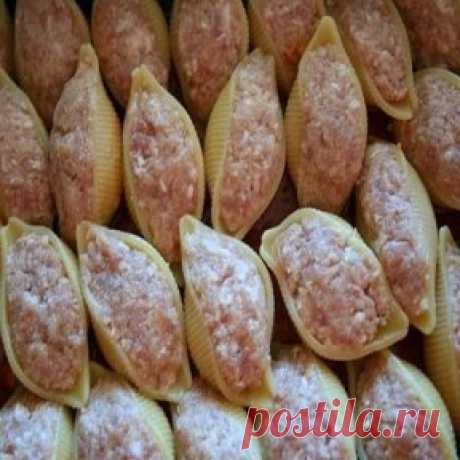 Ракушки с фаршем с соусом бешамель. Ракушки
отварить мин. 5 Приготовленным фаршем наполнить ракушки уложить в форму. Залить
соусом так и запекать в духовке. Готовится очень быстро! СОУС 2 стакана молока
3 ст.л. сл.масла 2 ст.л муки соль В сковороде растопить масло добавить
муку-перемешать чтобы не было комков и добавлять молоко теплое осторожно все
время мешать,как загустеет готов соус.