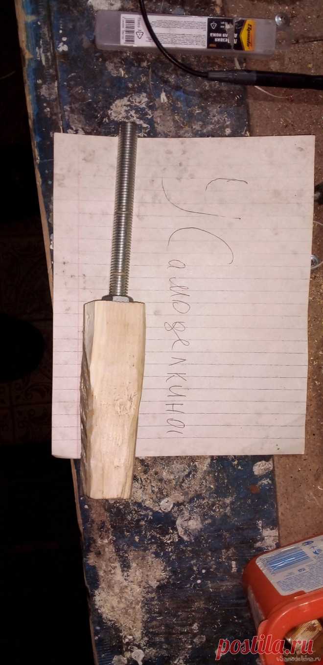 Круглый рашпиль по дереву своими руками Всем привет сегодня я попытаюсь сделать круглый рашпиль по дереву из шпильки.Нам нужноКусочек шпильки М12. Кусочек дерева можно кругляк.Гайка М 12. Из инструментаДрель или шуруповёртСвёрла перьевые 14 мм и 20 ммСтамескаСверло 11 ммКиянкаНож ПриступимДля начала нам понадобится шпилька М 12.Отрезаем