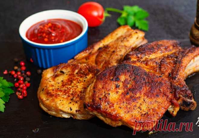 Мясо в духовке как шашлык Ингредиенты:Свиная корейка —600–800 гЛук репчатый — 2–3 шт. Сок лимона — 1 ст. л. Растительное масло  Соль — по вкусу Свежемолотый перец — по вкусуПриготовление:1. Свиную корейку моем прохладной водой, обсушиваем бумажными полотенцами...