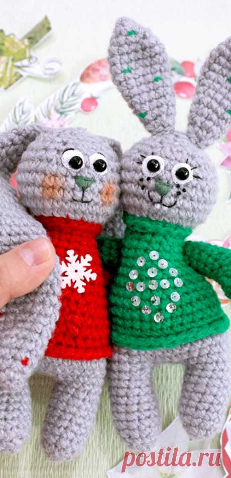 PDF Зайка в свитере крючком. FREE crochet pattern; Аmigurumi animal patterns. Амигуруми схемы и описания на русском. Вязаные игрушки и поделки своими руками #amimore - зайка в свитере из обычной пряжи, заяц, зайчик, кролик, зайчонок, крольчонок.