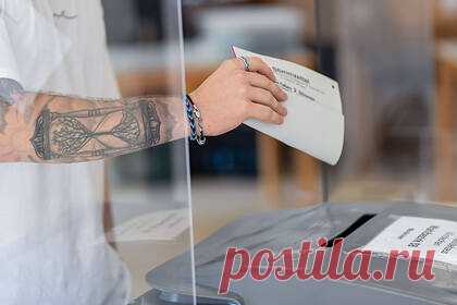 Одну из самых крупных партий Германии не нашли в бланках для подсчета голосов. В немецком городе Геттинген в Нижней Саксонии в бланках для подсчета голосов на выборах в бундестаг не оказалось одной из крупнейших партий — «Альтернатива для Германии». Ошибку в бланках сопроводительных документов для подсчета голосов избирателей представители избиркома обнаружили утром в день голосования.