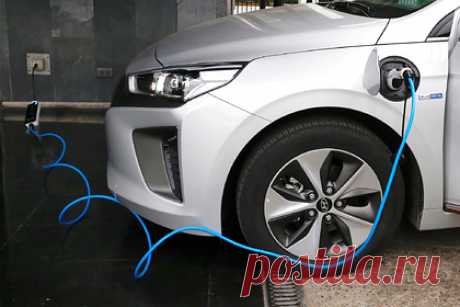 Hyundai создаст первый электрокар в Индонезии. Корейский автогигант Hyundai запустил завод по производству первого электрокара в Индонезии. Автомобиль местной сборки должен стать одним из шагов в создании полной цепочки поставок подобных машин. В производстве будут использовать местные полезные ископаемые, включая никелевую руду и кобальт.